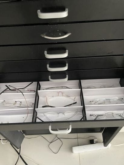 2 meubles de rangement pour lunettes à 16...