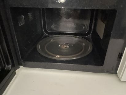 - 1 réfrigérateur table top SMEG
- 1 bouilloire
-...