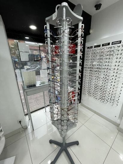 STOCK de (+/-) 1 506 paires de lunettes pour...