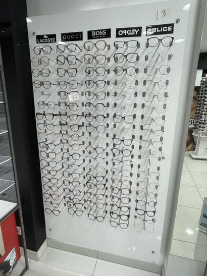 STOCK de (+/-) 1 506 paires de lunettes pour...
