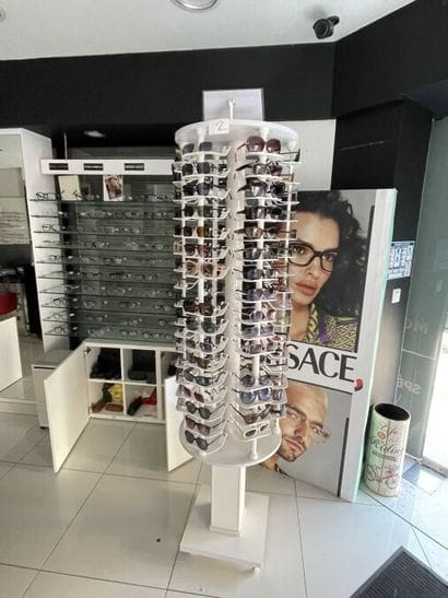 - 2 présentoirs mobiles à lunettes 
- 9 présentoirs...