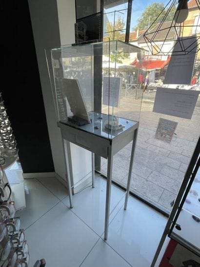 - 1 vitrine carrée 5 niveaux RAY-BAN
- 1...