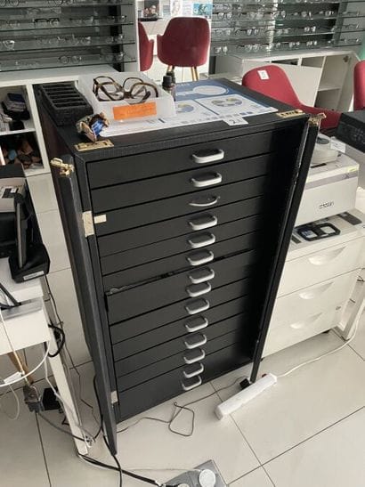2 meubles de rangement pour lunettes à 16...