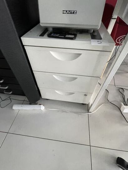 - 2 bureaux en métal laqué à 2 tiroirs
-...