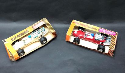 Lot comprenant : 
- AVK, deux F1 Lotus mécanique,...