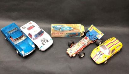 Lot comprenant : 
- Ford GT40, deux électriques...