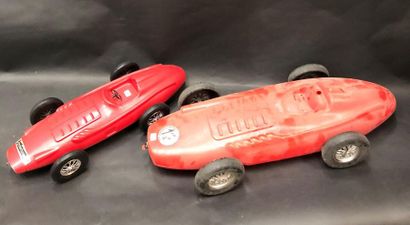 Deux grandes monoplaces rouges en plastique...