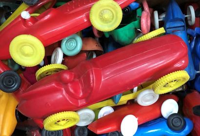 Important lot de voitures en plastique souple...