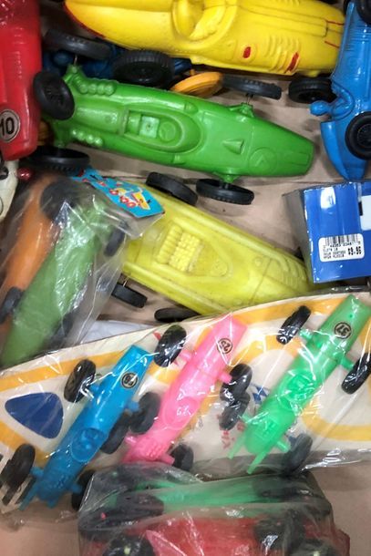 Important lot de voitures en plastique souple...