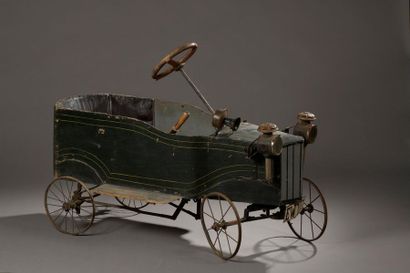 Voiture à pédales, vers 1910
En bois laqué...