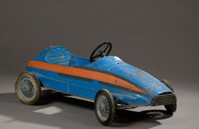Voiture à pédale en tôle bleue à flancs orange...
