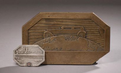 DEMEY 
Plaquette en bronze figurant une automobile...