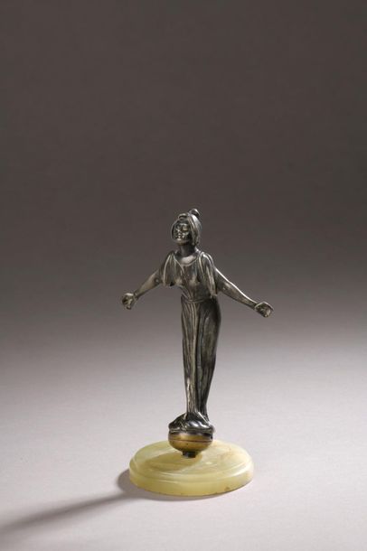 Sculpture figurant une femme drapée, métal...