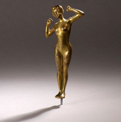 Sculpture figurant un nu aux bras levés,...