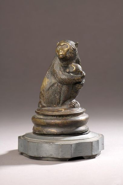 Singe et son petit en bronze, H : 11 cm 