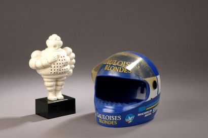 Lot en l'état, comprenant : 
- Cendrier casque...