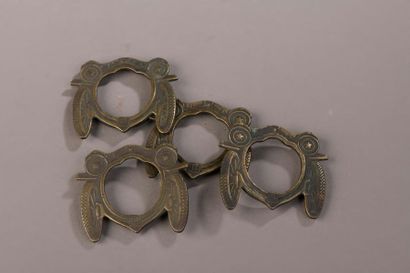 Quatre faces avant d'automobile en bronze...