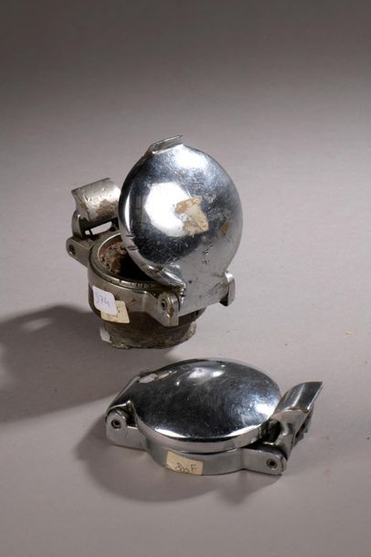 Deux bouchons de réservoir d'essence type...