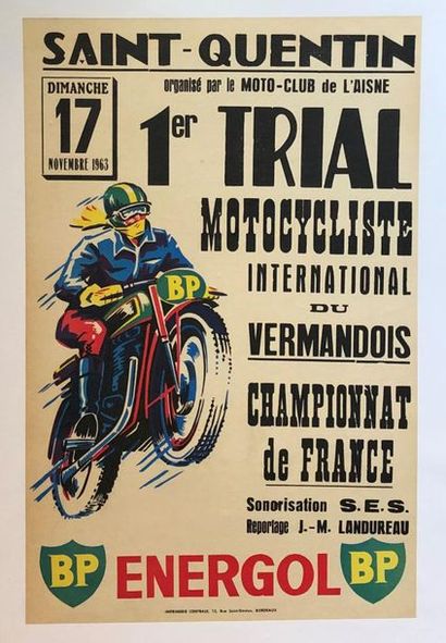 Lot de cinq affiches entoilées sur la moto,...