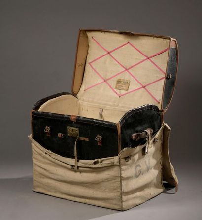 MOYNAT 
Malle en osier recouverte de toile...