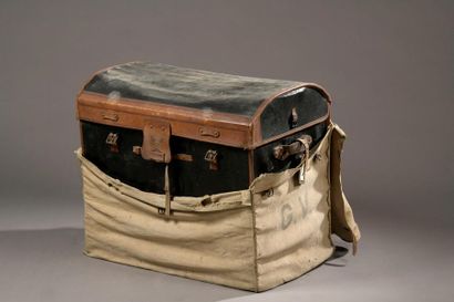 MOYNAT 
Malle en osier recouverte de toile...
