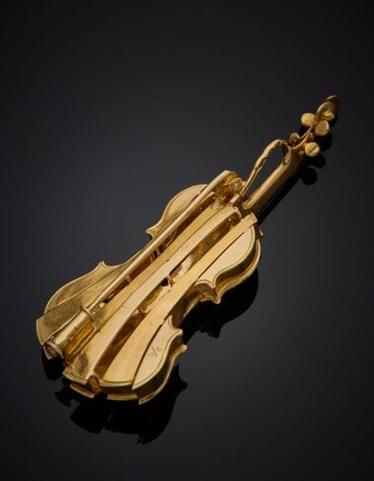ARMAN (1928-2005)
Violon
Broche en or jaune...