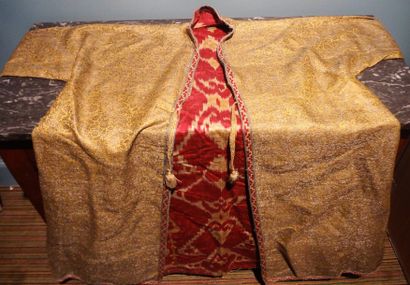 Manteau en tissu jaune brodé de fils d'a...