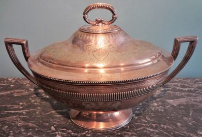 Grande soupière en métal argenté à frises...