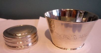 Lot en argent comprenant :

Un pilulier et...