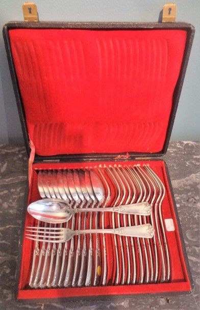 12 couverts de table en argent (1er titre...