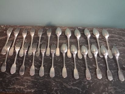 12 couverts en argent, modèle à filets

Poinçon...