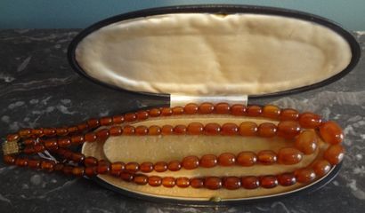 Collier deux rangs en perles d'ambre

Poids...