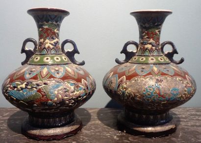 Paire de vases en faïence émaillée à décor...