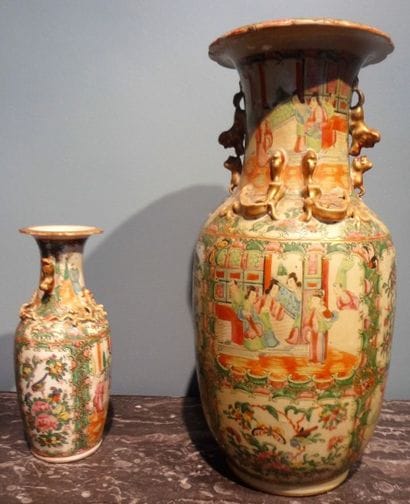 Deux vases en porcelaine de Canton à décor...