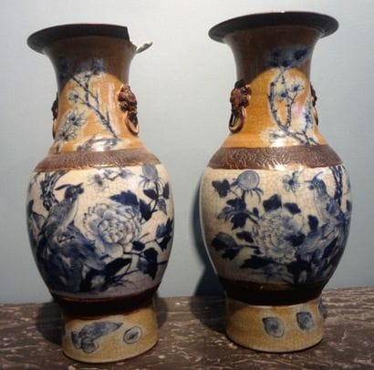 Paire de vases en porcelaine à décor de volatiles...