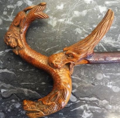 Canne en bois sculpté à décor de deux dragons...