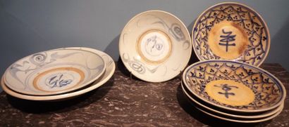 Suite de 4 assiettes creuses à décor en camaieu...