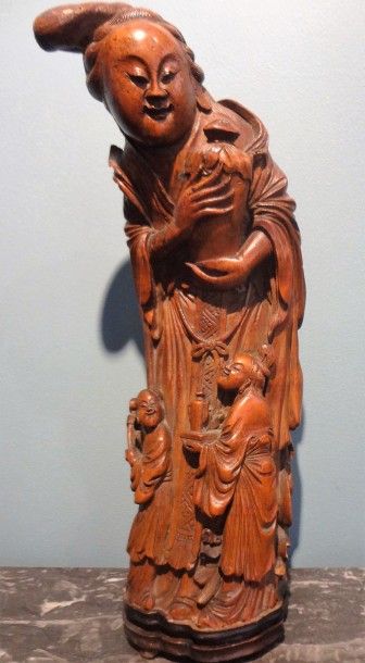 Statuette en bois naturel sculpté, représentant...