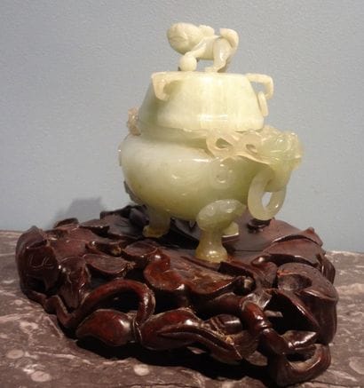 Lot comprenant :
- un brûle parfum en serpentine....