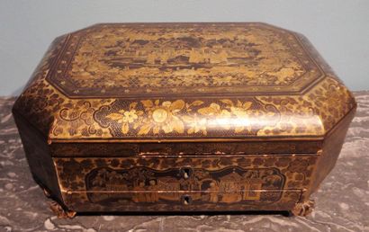 Coffret à couture en bois laqué et doré à...