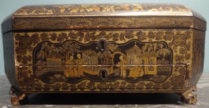 Coffret à couture en bois laqué et doré à...