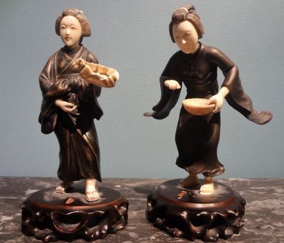 Deux statuettes en bronze à patine brune...