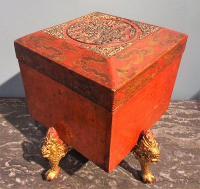 Coffret en bois laqué rouge reposant sur...
