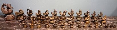 37 poids à opium en bronze.