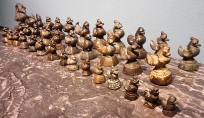 37 poids à opium en bronze.