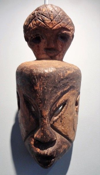Masque en bois polychrome sculpté. 	

	Travail...