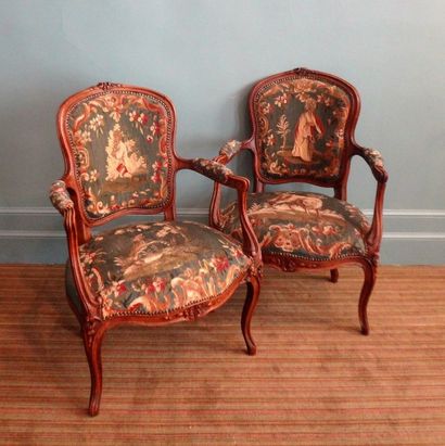 Paire de fauteuils en bois mouluré et sculpté....