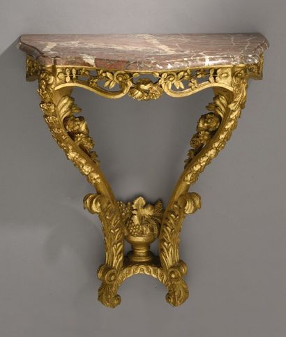 Console d’applique en bois sculpté et redoré....