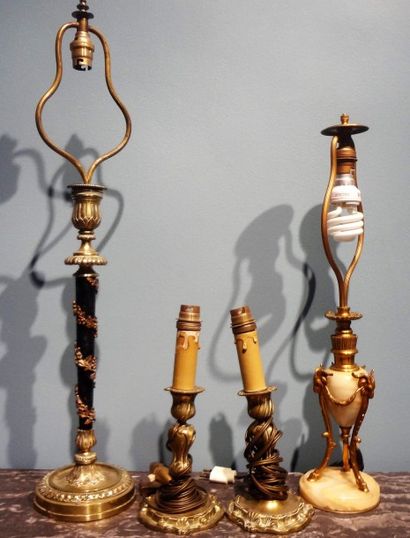 Lot comprenant 3 flambeaux montés en lampe...