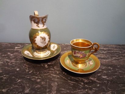 Verseuse en porcelaine à décor en grisaille...